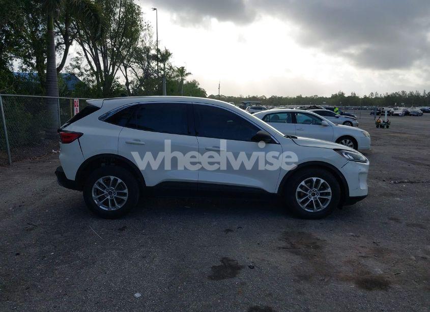 Photo 13 of 2022 Ford Escape SE (VIN 1FMCU9G65NUC02070)