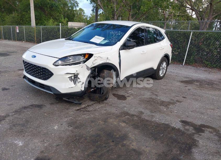 Photo 2 of 2022 Ford Escape SE (VIN 1FMCU9G65NUC02070)