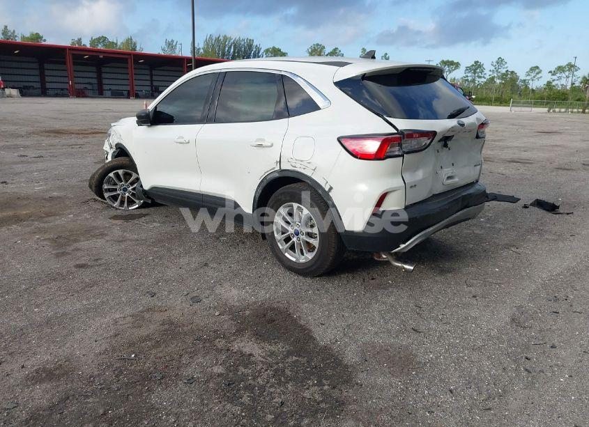 Photo 3 of 2022 Ford Escape SE (VIN 1FMCU9G65NUC02070)