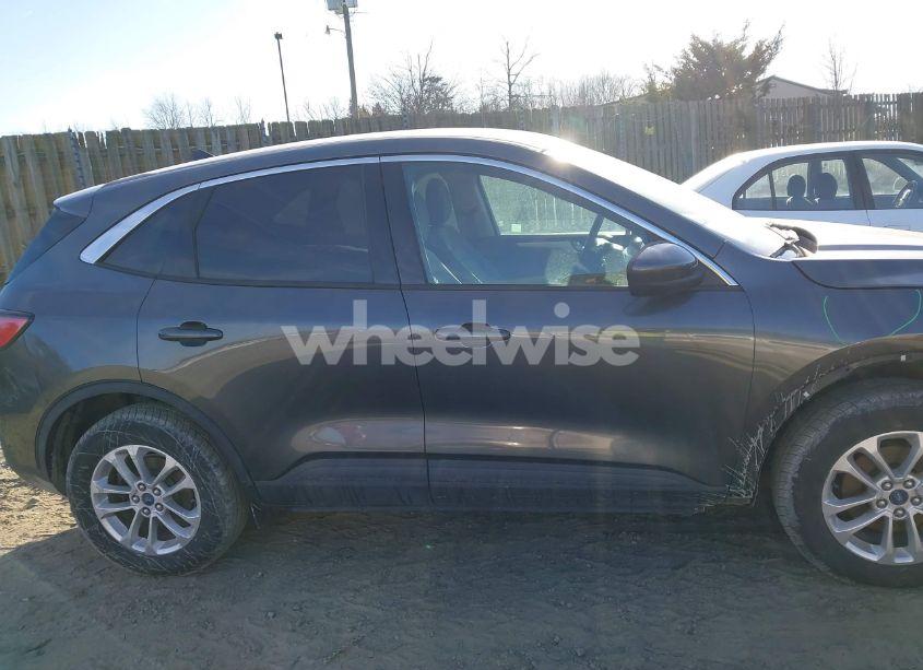 Photo 13 of 2020 Ford Escape SE (VIN 1FMCU9G66LUA09858)