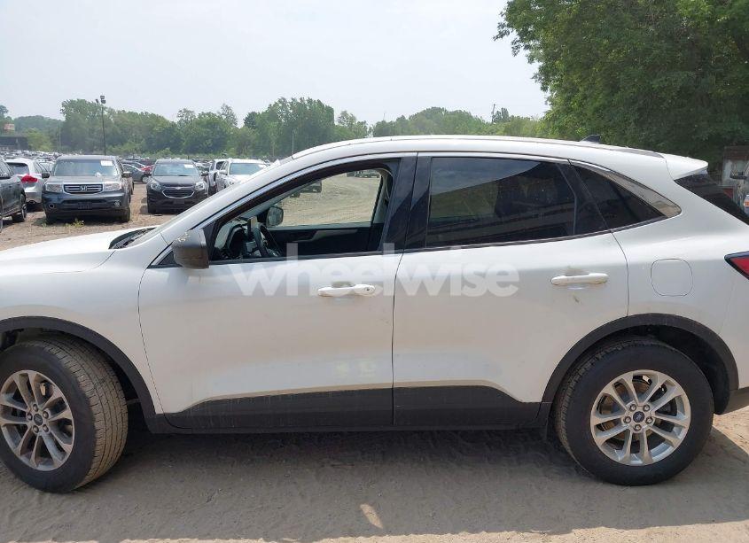 Photo 15 of 2022 Ford Escape SE (VIN 1FMCU9G66NUA60537)