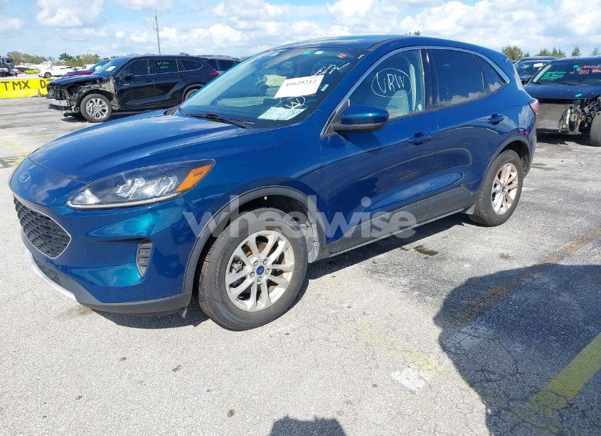 Photo 2 of 2020 Ford Escape SE (VIN 1FMCU9G67LUB29829)