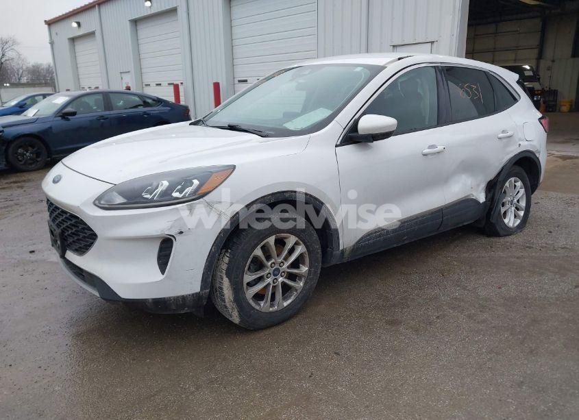Photo 2 of 2020 Ford Escape SE (VIN 1FMCU9G67LUB80232)