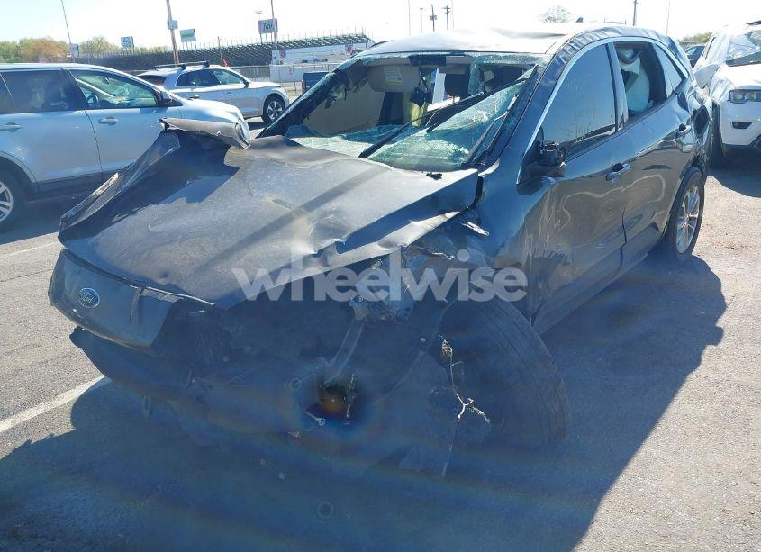 Photo 2 of 2020 Ford Escape SE (VIN 1FMCU9G67LUC37416)