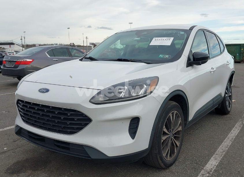 Photo 2 of 2021 Ford Escape SE (VIN 1FMCU9G67MUA29912)