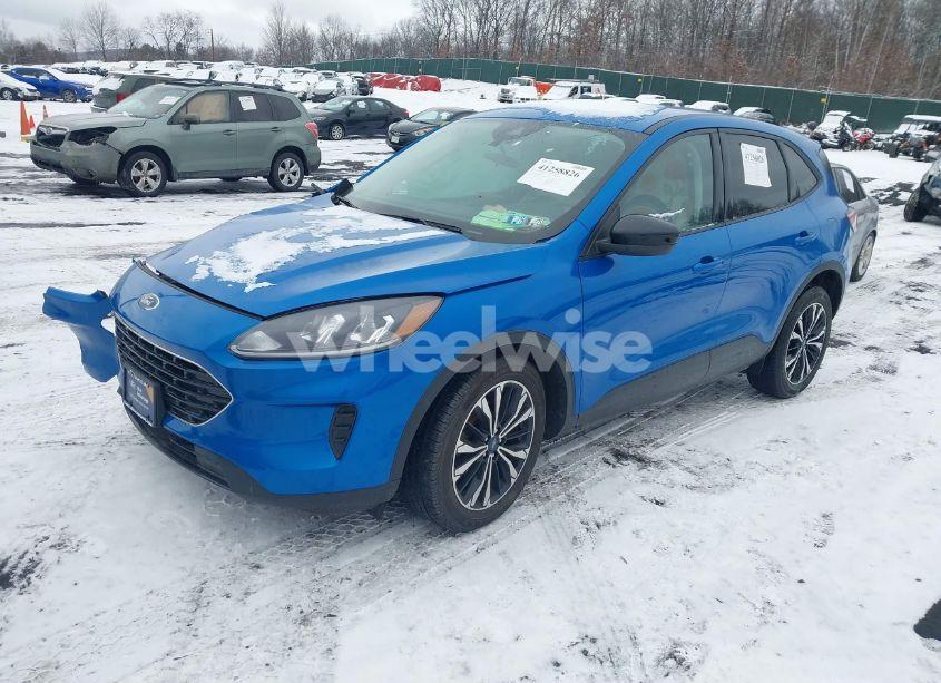 Photo 2 of 2021 Ford Escape SE (VIN 1FMCU9G67MUB33302)