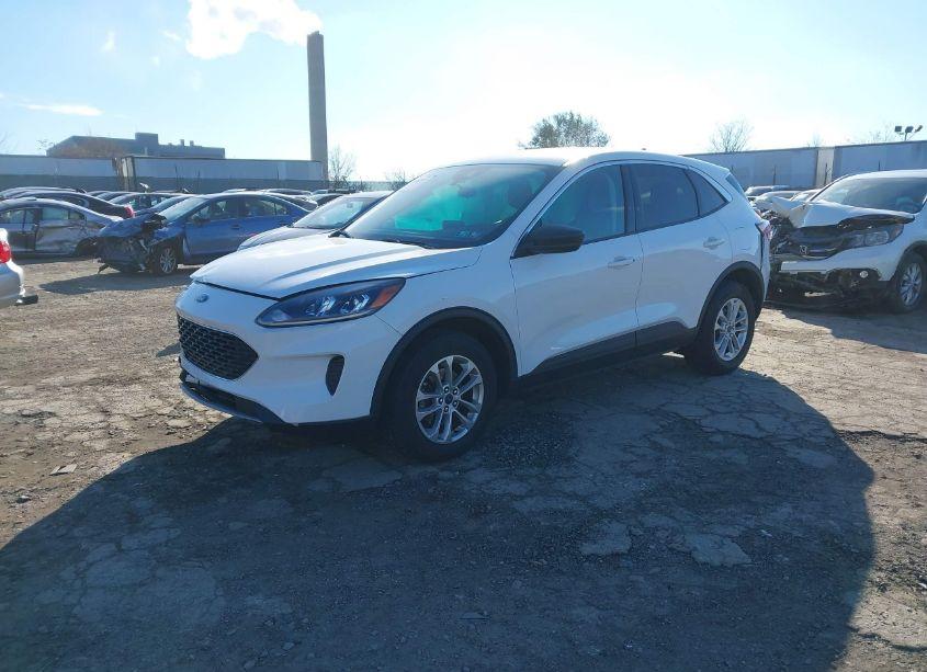 Photo 2 of 2022 Ford Escape SE (VIN 1FMCU9G67NUA26445)