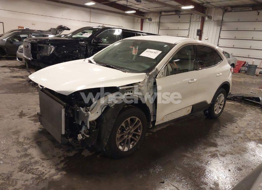 Photo 2 of 2022 Ford Escape SE (VIN 1FMCU9G67NUA61017)