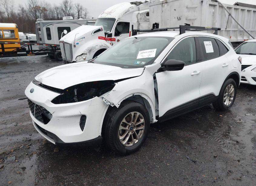 Photo 2 of 2022 Ford Escape SE (VIN 1FMCU9G67NUB31258)