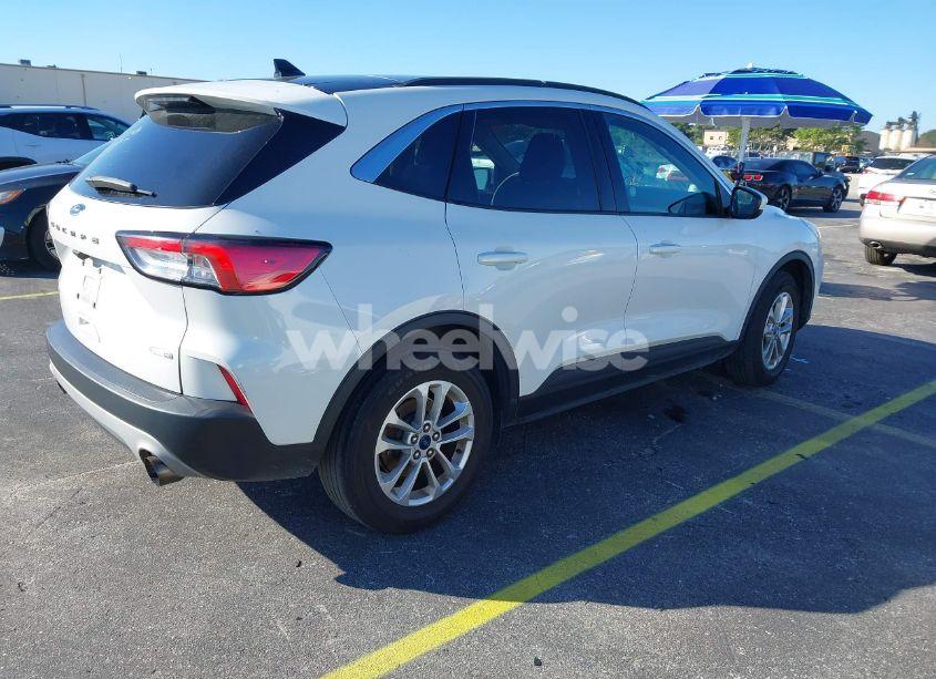 Photo 4 of 2020 Ford Escape SE (VIN 1FMCU9G68LUA74517)