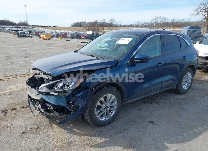 Photo 2 of 2020 Ford Escape SE (VIN 1FMCU9G68LUC31480)