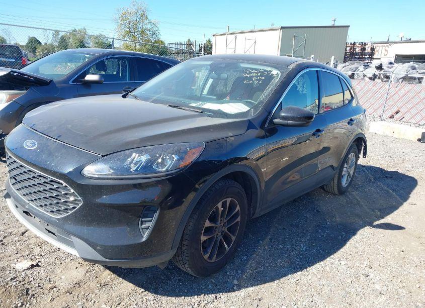 Photo 2 of 2021 Ford Escape SE (VIN 1FMCU9G68MUB10160)