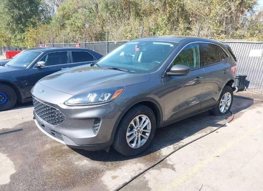 Photo 2 of 2022 Ford Escape SE (VIN 1FMCU9G68NUB50756)