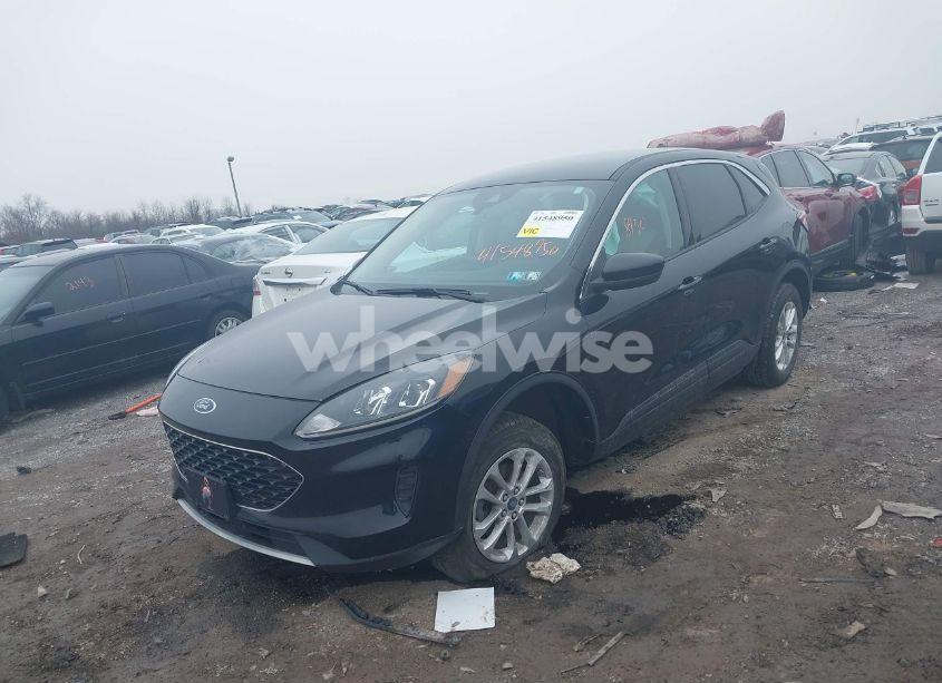 Photo 2 of 2020 Ford Escape SE (VIN 1FMCU9G69LUB27886)