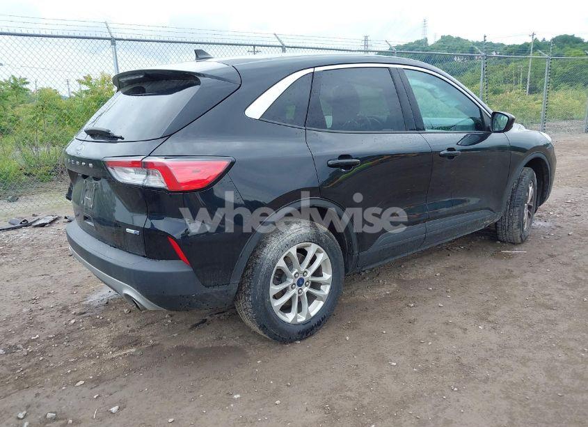 Photo 4 of 2020 Ford Escape SE (VIN 1FMCU9G69LUB29301)