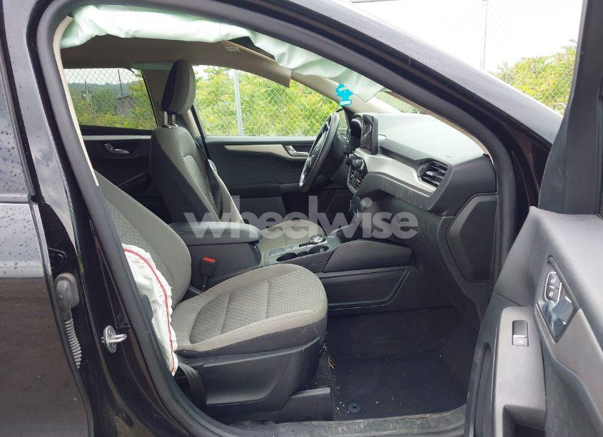 Photo 5 of 2020 Ford Escape SE (VIN 1FMCU9G69LUB29301)