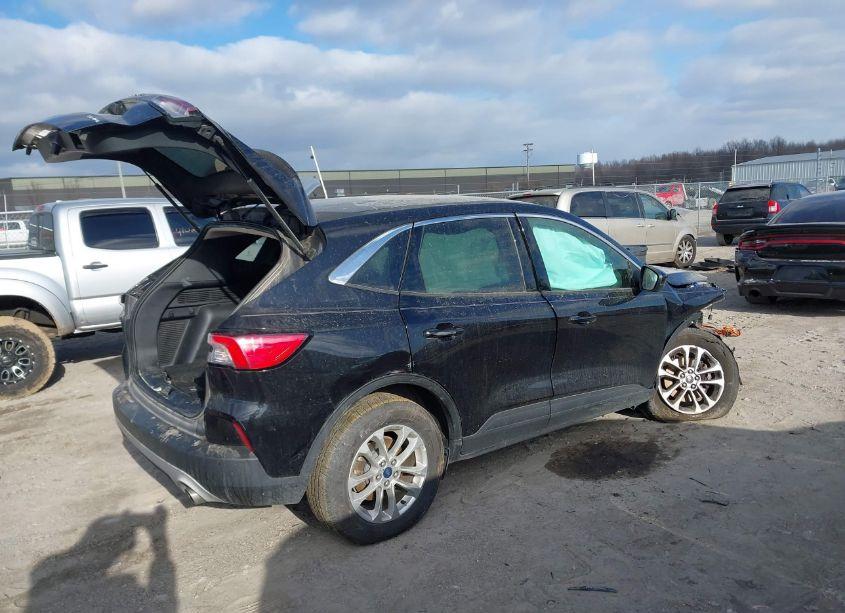 Photo 4 of 2020 Ford Escape SE (VIN 1FMCU9G69LUC73902)