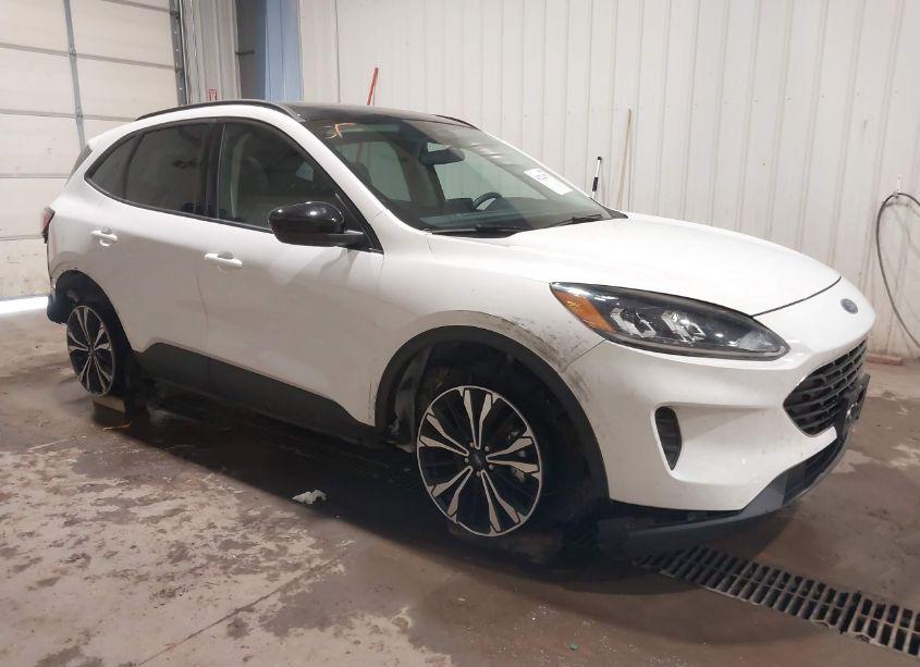 2021 Ford Escape SE (VIN 1FMCU9G69MUA20757) main photo