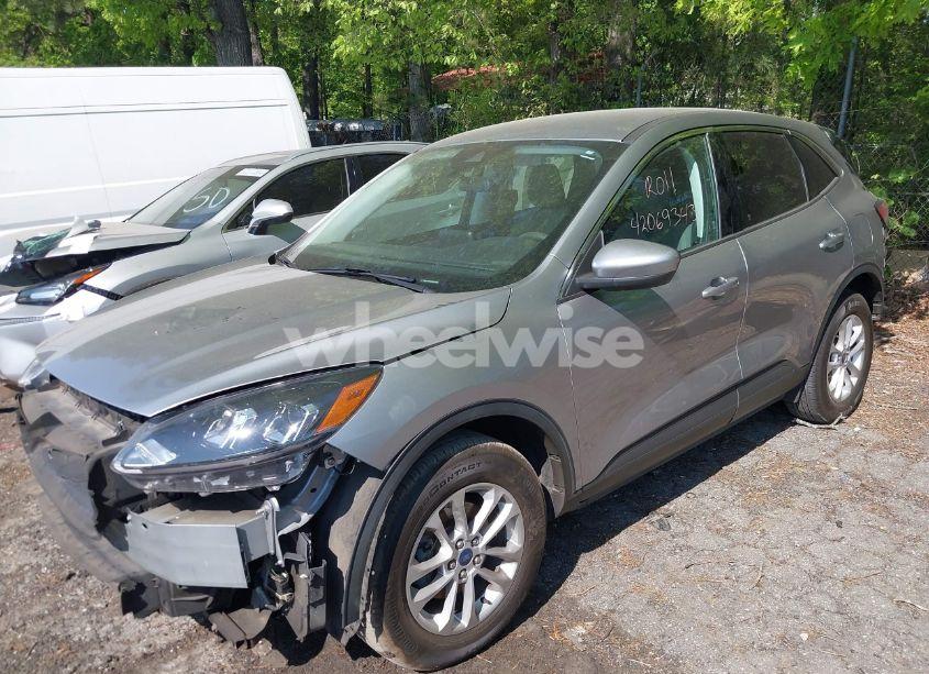 Photo 2 of 2021 Ford Escape SE (VIN 1FMCU9G69MUA37963)