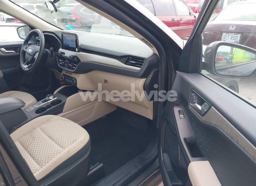 Photo 5 of 2020 Ford Escape SE (VIN 1FMCU9G6XLUC23154)