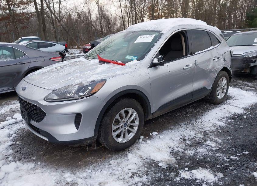 Photo 2 of 2020 Ford Escape SE (VIN 1FMCU9G6XLUC70541)