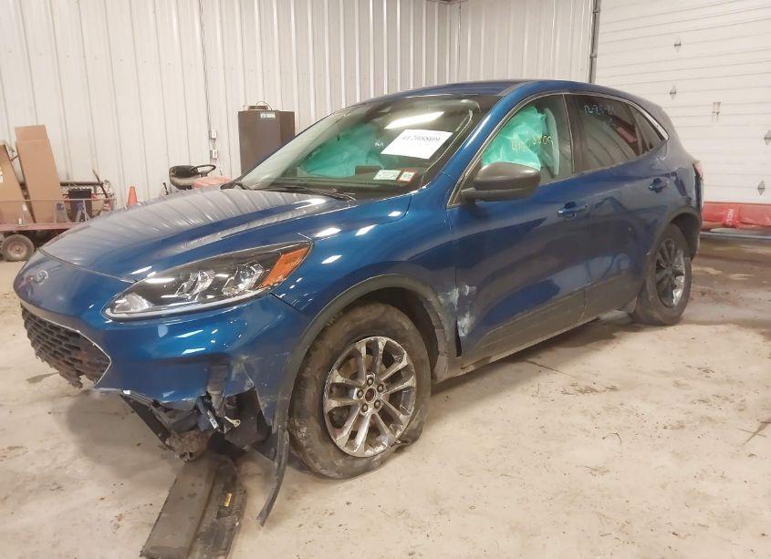 Photo 2 of 2022 Ford Escape SE (VIN 1FMCU9G6XNUA20896)