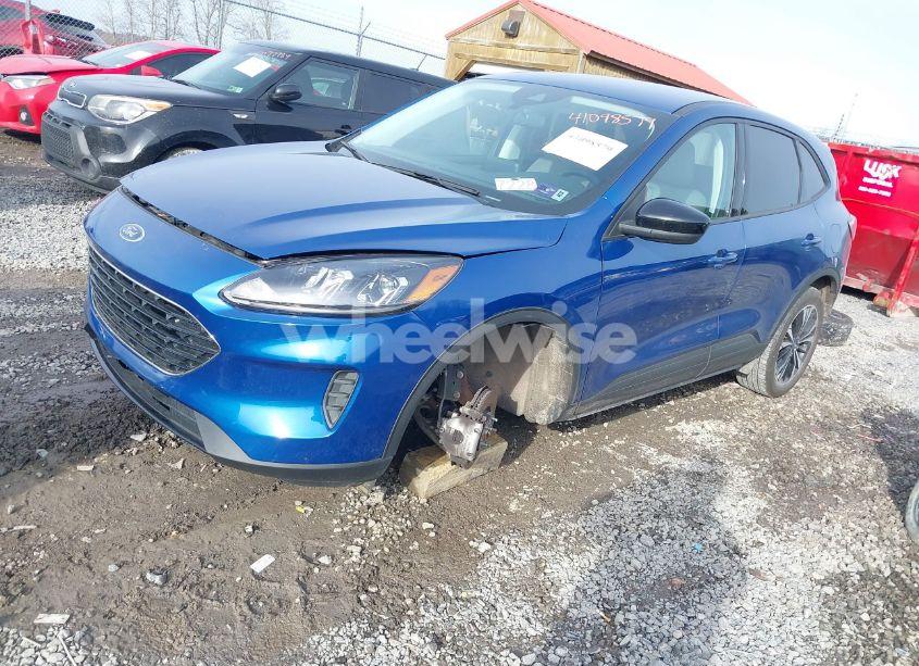 Photo 2 of 2022 Ford Escape SE (VIN 1FMCU9G6XNUA81844)