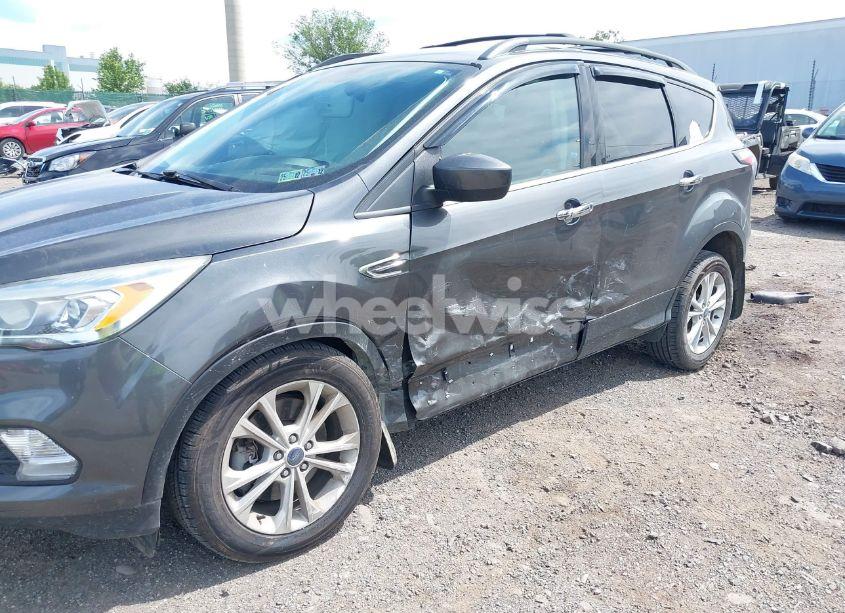 Photo 6 of 2017 Ford Escape SE (VIN 1FMCU9G90HUB35053)