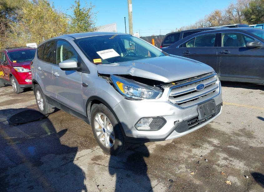2019 Ford Escape SE (VIN 1FMCU9G90KUB66469) main photo