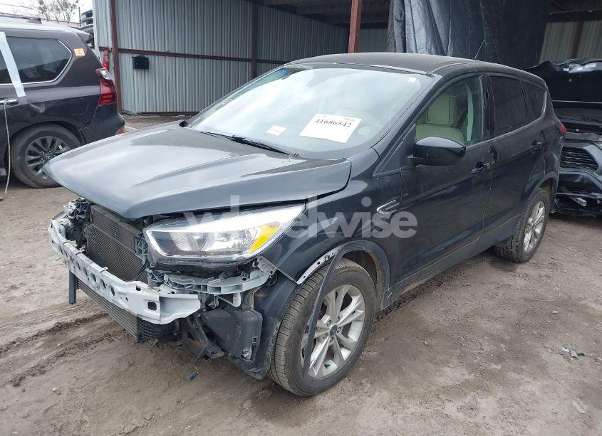 Photo 2 of 2019 Ford Escape SE (VIN 1FMCU9G91KUC08423)