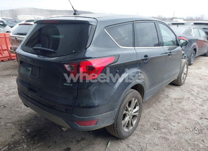 Photo 4 of 2019 Ford Escape SE (VIN 1FMCU9G91KUC08423)