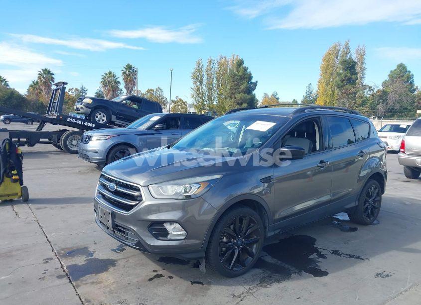 Photo 2 of 2017 Ford Escape SE (VIN 1FMCU9G92HUC02588)