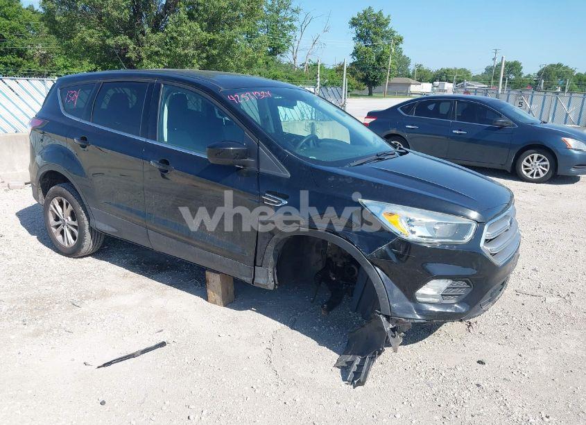 2017 Ford Escape SE (VIN 1FMCU9G93HUA28692) main photo