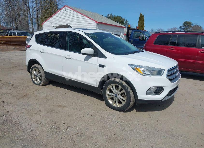 2017 Ford Escape SE (VIN 1FMCU9G94HUB04467) main photo