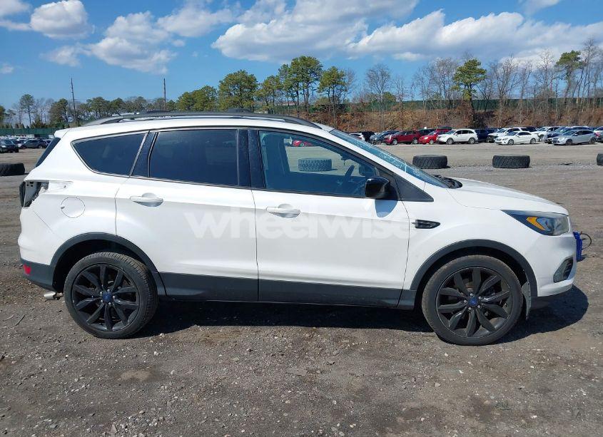 Photo 13 of 2017 Ford Escape SE (VIN 1FMCU9G94HUB25559)