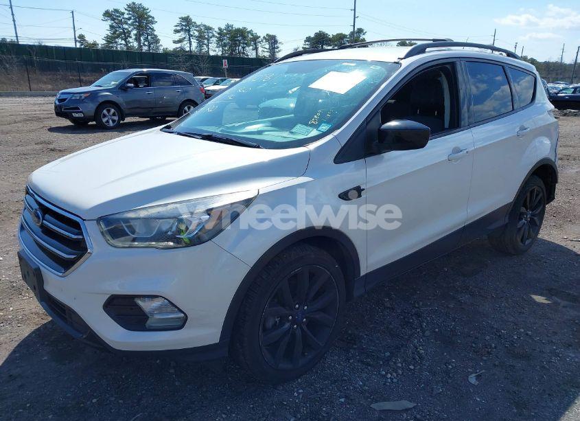 Photo 2 of 2017 Ford Escape SE (VIN 1FMCU9G94HUB25559)