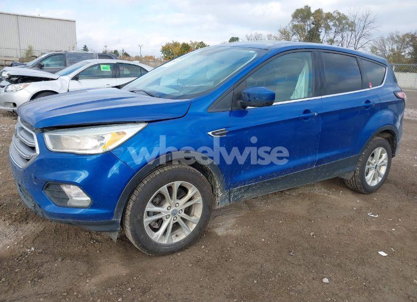 Photo 2 of 2017 Ford Escape SE (VIN 1FMCU9G95HUA28452)