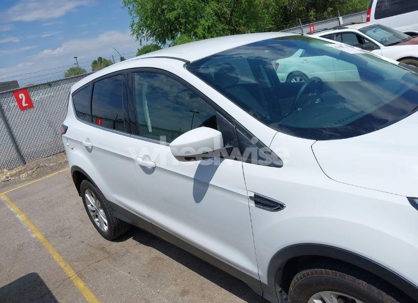 Photo 13 of 2017 Ford Escape SE (VIN 1FMCU9G95HUA69597)