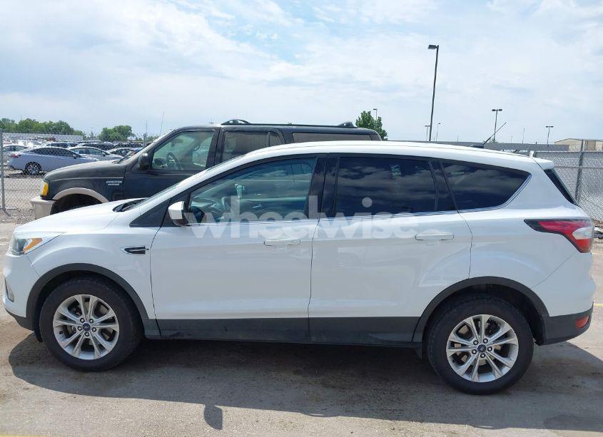 Photo 6 of 2017 Ford Escape SE (VIN 1FMCU9G95HUA69597)