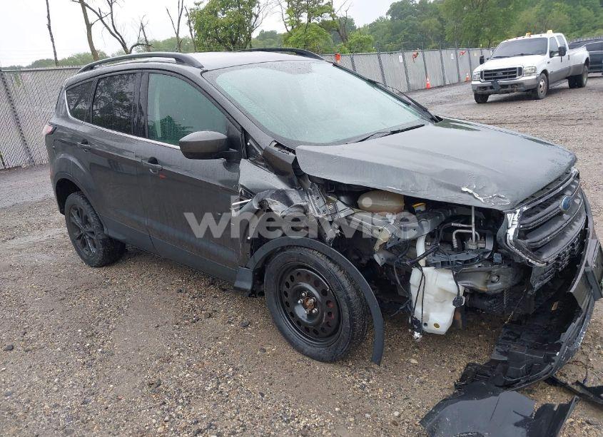 2017 Ford Escape SE (VIN 1FMCU9G95HUC83618) main photo