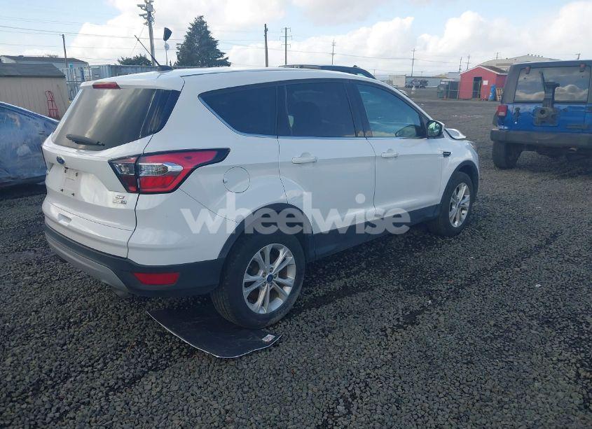 Photo 4 of 2017 Ford Escape SE (VIN 1FMCU9G97HUE98112)