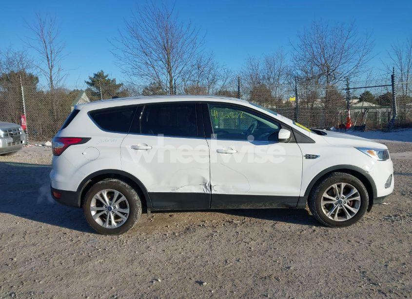 Photo 13 of 2017 Ford Escape SE (VIN 1FMCU9G99HUB16372)