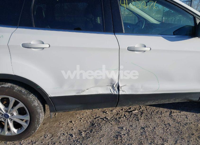 Photo 6 of 2017 Ford Escape SE (VIN 1FMCU9G99HUB16372)