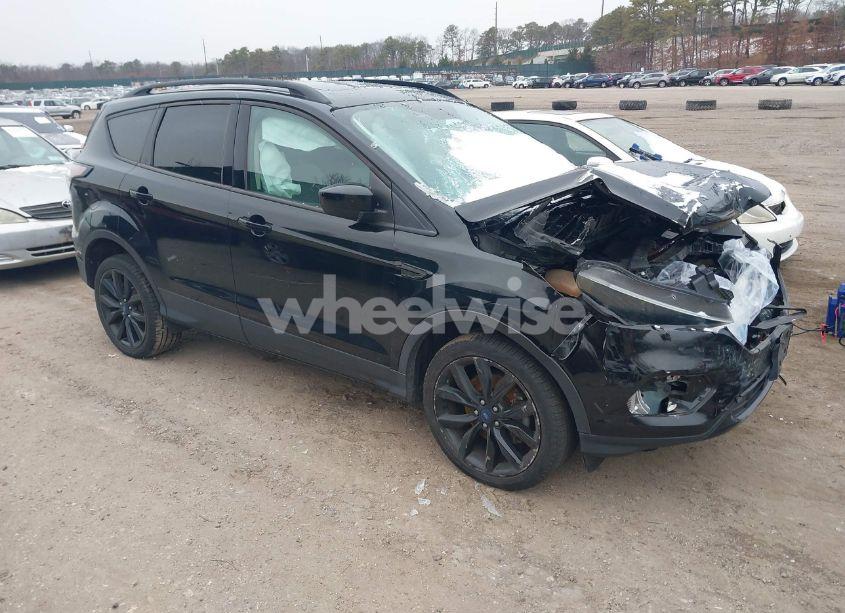 2017 Ford Escape SE (VIN 1FMCU9G99HUB71453) main photo