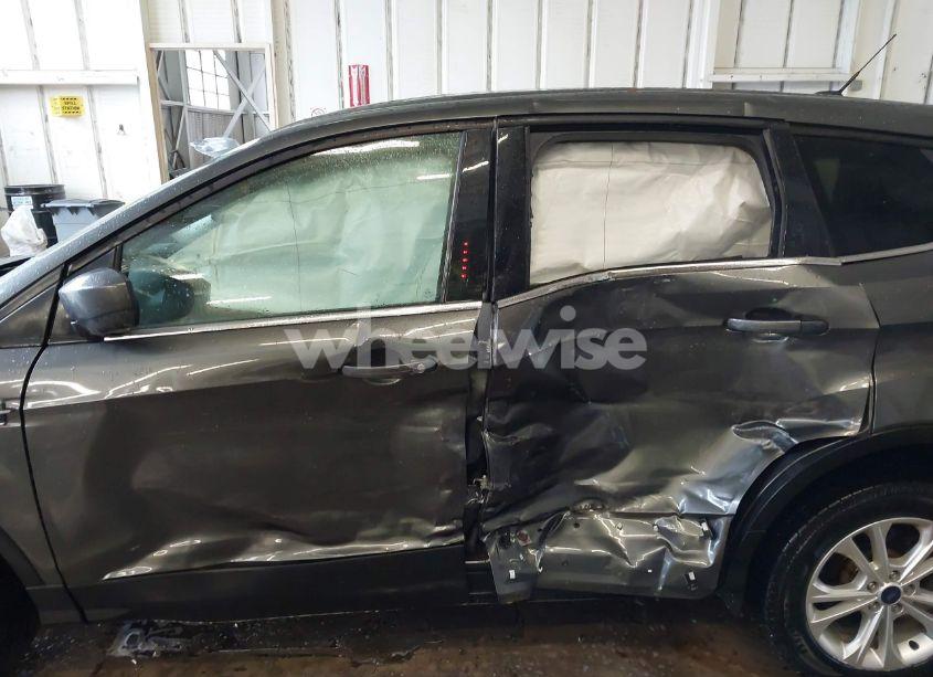 Photo 14 of 2017 Ford Escape SE (VIN 1FMCU9G99HUD37888)