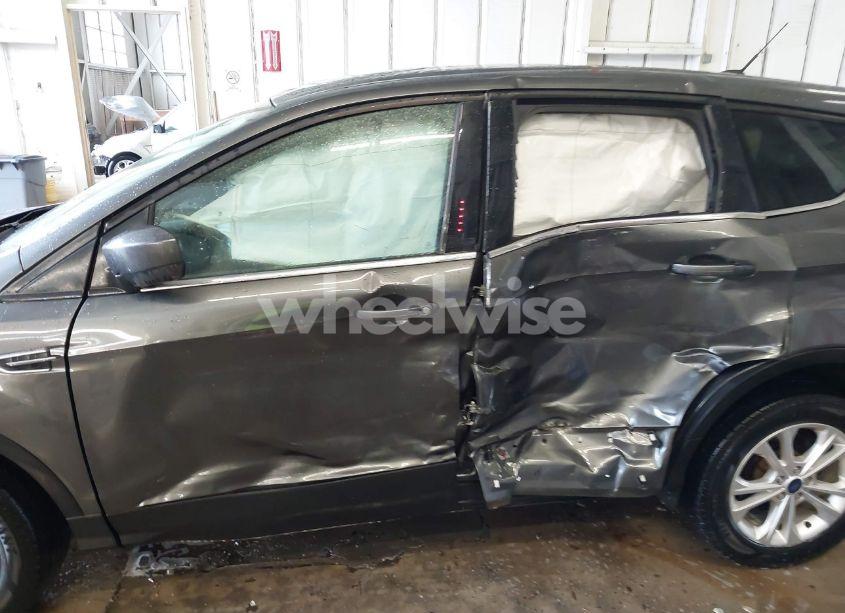 Photo 6 of 2017 Ford Escape SE (VIN 1FMCU9G99HUD37888)