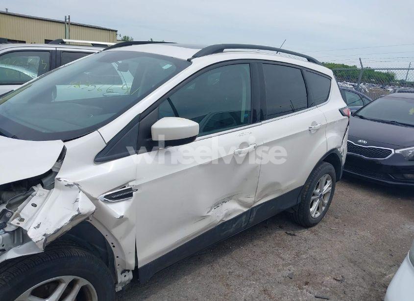 Photo 12 of 2017 Ford Escape SE (VIN 1FMCU9G99HUE31303)