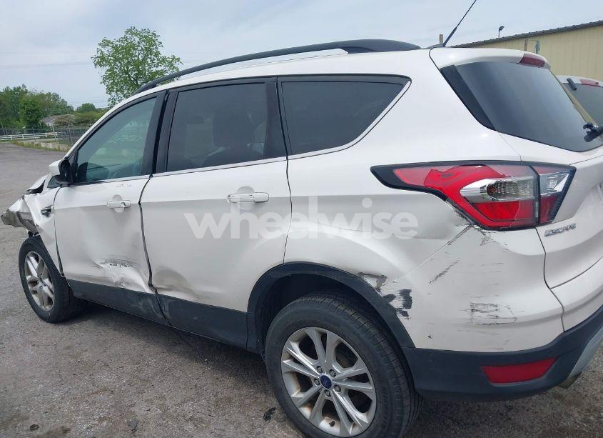 Photo 15 of 2017 Ford Escape SE (VIN 1FMCU9G99HUE31303)