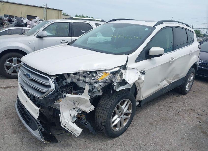 Photo 2 of 2017 Ford Escape SE (VIN 1FMCU9G99HUE31303)