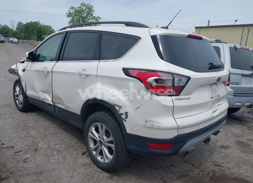 Photo 3 of 2017 Ford Escape SE (VIN 1FMCU9G99HUE31303)